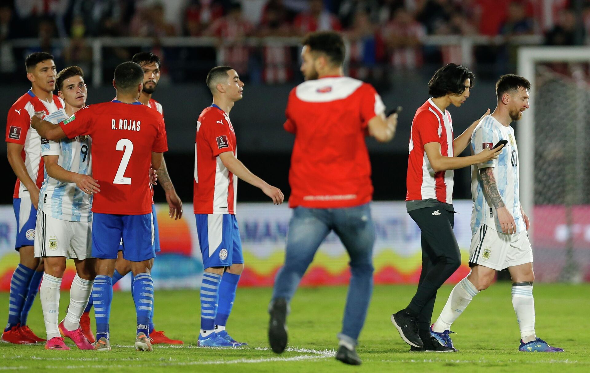 Un fanático persigue a Lionel Messi para tomarse una fotografía tras un partido en Asunción - Sputnik Mundo, 1920, 08.10.2021