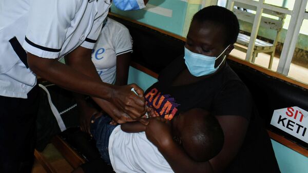 Una enfermera administra una vacuna contra la malaria a un niño en Kenia - Sputnik Mundo