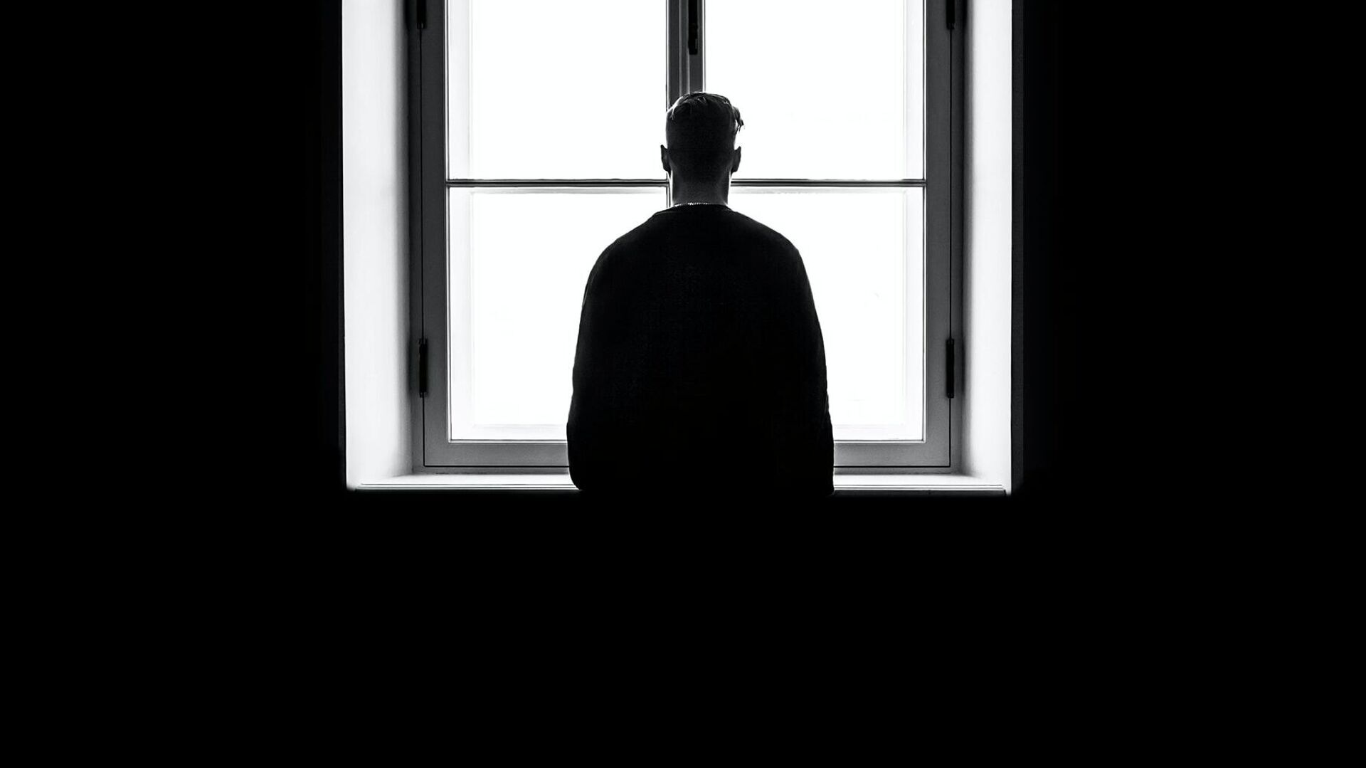 Una persona delante de una ventana en la oscuridad - Sputnik Mundo, 1920, 26.05.2023
