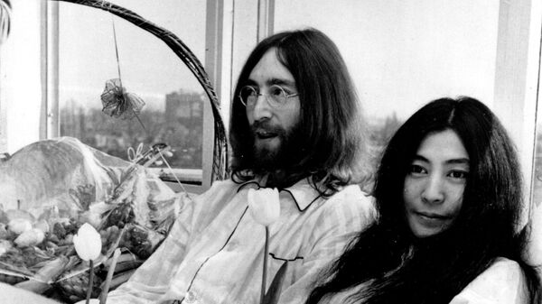 El cantante John Lennon y su esposa Yoko Ono  - Sputnik Mundo