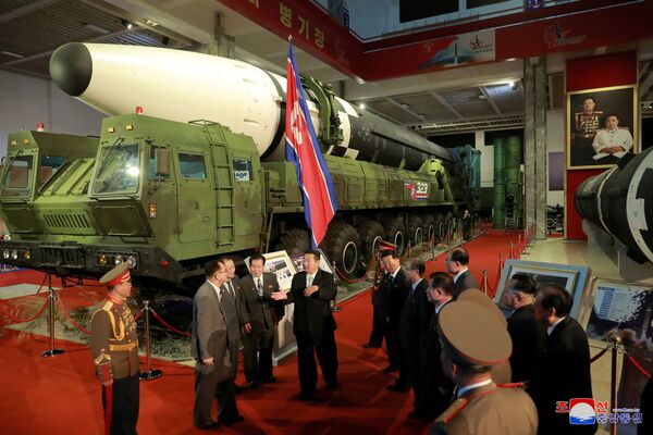 El 76 aniversario del partido gobernante se celebró sin los tradicionales desfiles militares. Esta vez, Pyongyang solo acogió la exposición Autodefensa-2021.En la foto: el mandatario norcoreano Kim Jong-un en la ceremonia de apertura de la exhibición militar. - Sputnik Mundo
