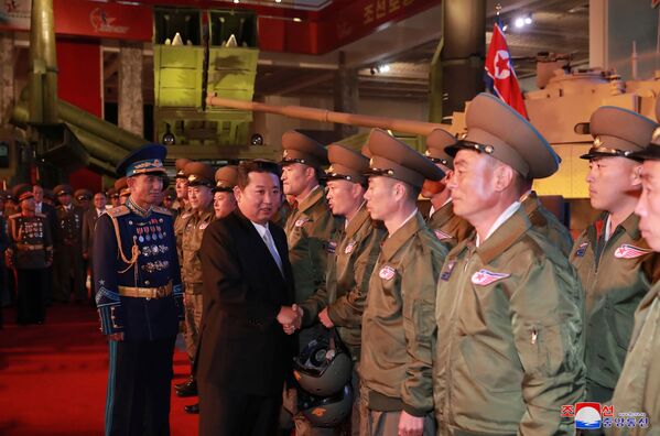 El mandatario norcoreano recordó a los presentes la hostilidad de EEUU hacia la RPDC y acusó a Washington de fomentar las tensiones con su vecino sur.En la foto: Kim Jong-un saluda a los militares en la exposición Autodefensa-2021 en Pyongyang. - Sputnik Mundo