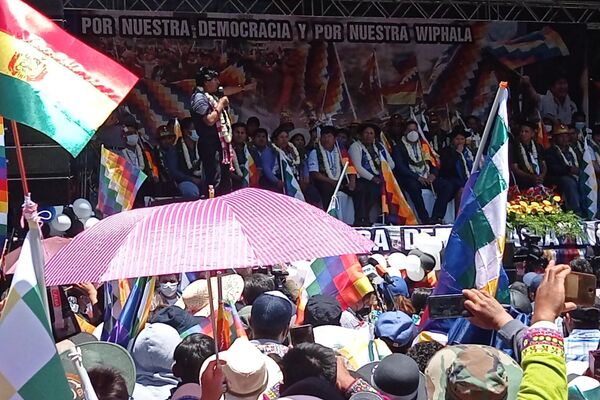 Marcha en defensa de la wiphala en Bolivia - Sputnik Mundo