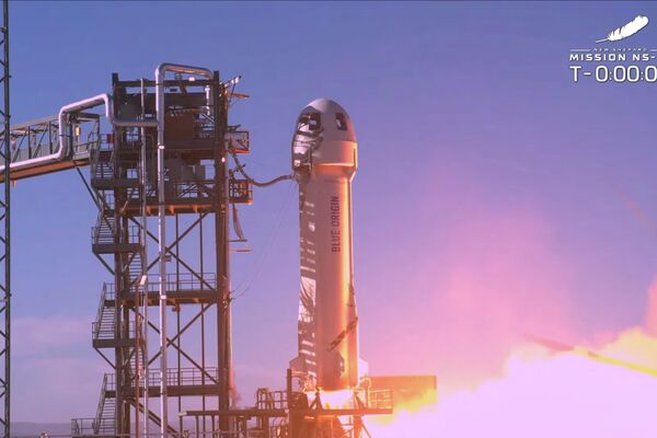 La cohete New Shepard con el actor estadounidense William Shatner a bordo despega rumbo al espacio desde Texas (EEUU), el 13 de octubre del 2021 - Sputnik Mundo