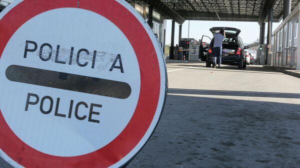 La señal Policia en la frontera entre Kosovo y Serbia - Sputnik Mundo
