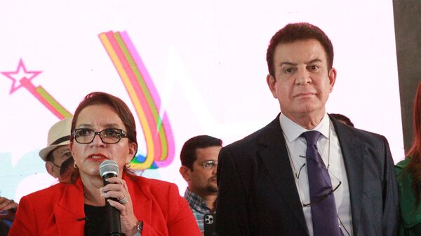 La candidata de la izquierda hondureña Xiomara Castro, junto a Salvador Nasralla - Sputnik Mundo