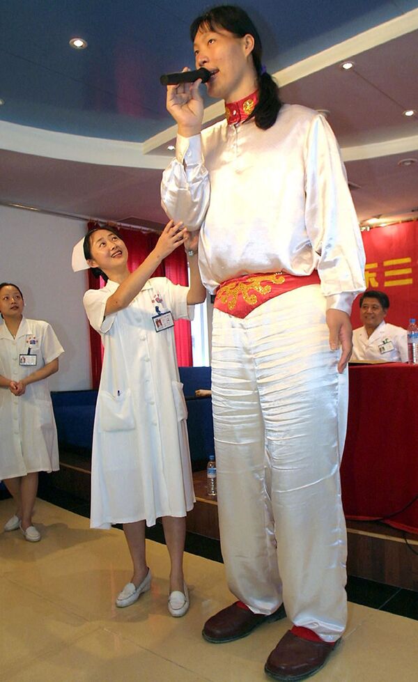 Durante un tiempo, la lista de las mujeres más altas del mundo estuvo encabezada por la china Yao Defen. Su altura era de 234 cm. La niña sufría de un tumor hipofisario que era la causa de su gigantismo. Murió en el 2012 a la edad de 40 años. - Sputnik Mundo