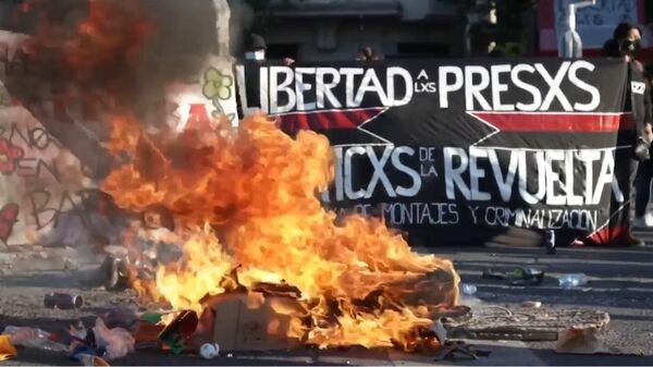 Cientos de chilenos conmemoran el segundo aniversario del estallido social con protestas - Sputnik Mundo