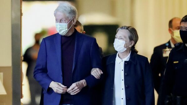 El expresidente estadounidense Bill Clinton deja el centro hospitalario UC Irvine, en el estado de California, al lado de su esposa, Hillary Clinton - Sputnik Mundo
