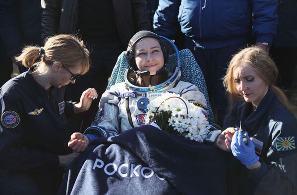 La  actriz Yulia Peresild, el director de cine Klim Shipenko y el cosmonauta  Oleg Novitski abandonaron la EEI el 17 de octubre por la mañana. Se  despidieron de los demás astronautas de la estación, se trasladaron al Soyuz MS-18 y cerraron las escotillas. Unas tres horas y media después, la      nave espacial aterrizó en Kazajistán.En la foto: la actriz Yulia Peresild  sale del Soyuz MS-18. - Sputnik Mundo