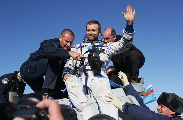 Así  salió del Soyuz MS-18 el director Klim Shipenko tras el aterrizaje. - Sputnik Mundo