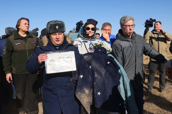 El  lanzamiento del Soyuz MS-19 con el cosmonauta Anton Shkáplerov, la actriz Yulia Peresild y el director de cine Klim Shipenko tuvo lugar el 5 de octubre desde el      cosmódromo de Baikonur. El primer rodaje espacial de un largometraje tuvo lugar en los segmentos ruso y estadounidense de la EEI. - Sputnik Mundo