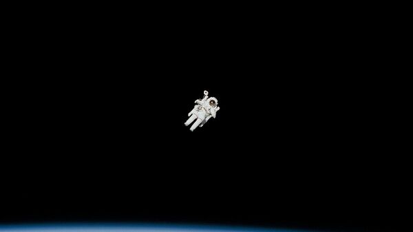 Un astronauta en el Espacio exterior - Sputnik Mundo