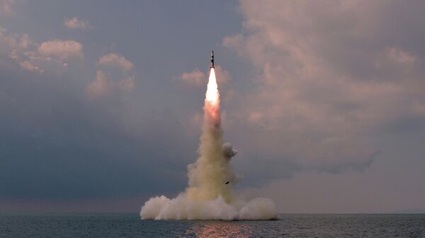 Misil balístico lanzado desde un submarino norcoreano - Sputnik Mundo