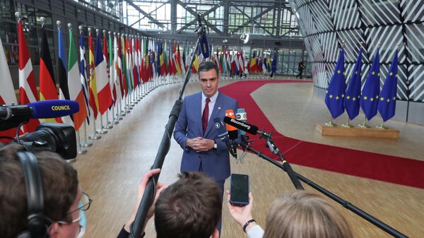 El presidente del Gobierno de España, Pedro Sánchez, ofrece declaraciones a la prensa desde Bruselas - Sputnik Mundo