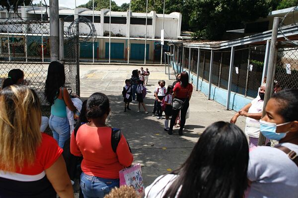 Con mascarillas, niños retoman clases presenciales en Venezuela - Sputnik Mundo