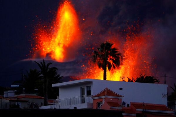 Un colapso parcial del cono del volcán el 25 de octubre dejó expuesta una gran corriente de lava. Esto provocó un aumento en la actividad volcánica. - Sputnik Mundo
