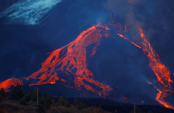 En los últimos días ha surgido un nuevo flujo de lava hacia el sur, paralelo al que se formó luego del inicio de la erupción. - Sputnik Mundo