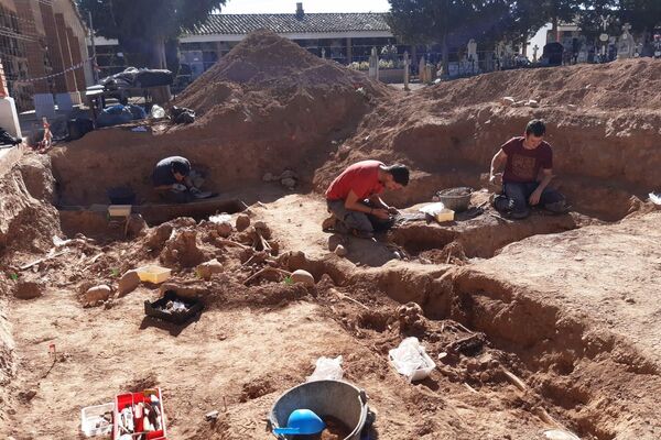 Excavación en una fosa común en Belchite, Zaragoza - Sputnik Mundo