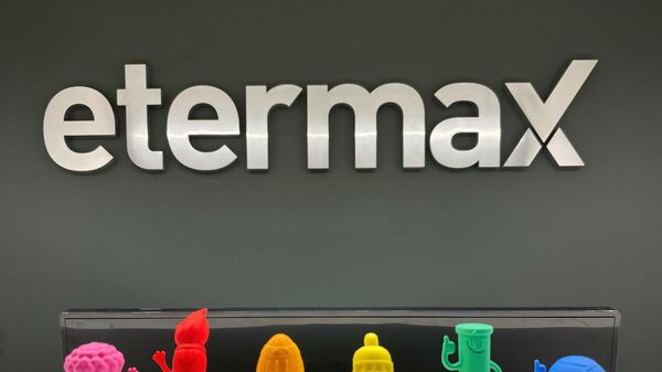 Logo y merchandising de Etermax en su oficina de Montevideo, Uruguay - Sputnik Mundo