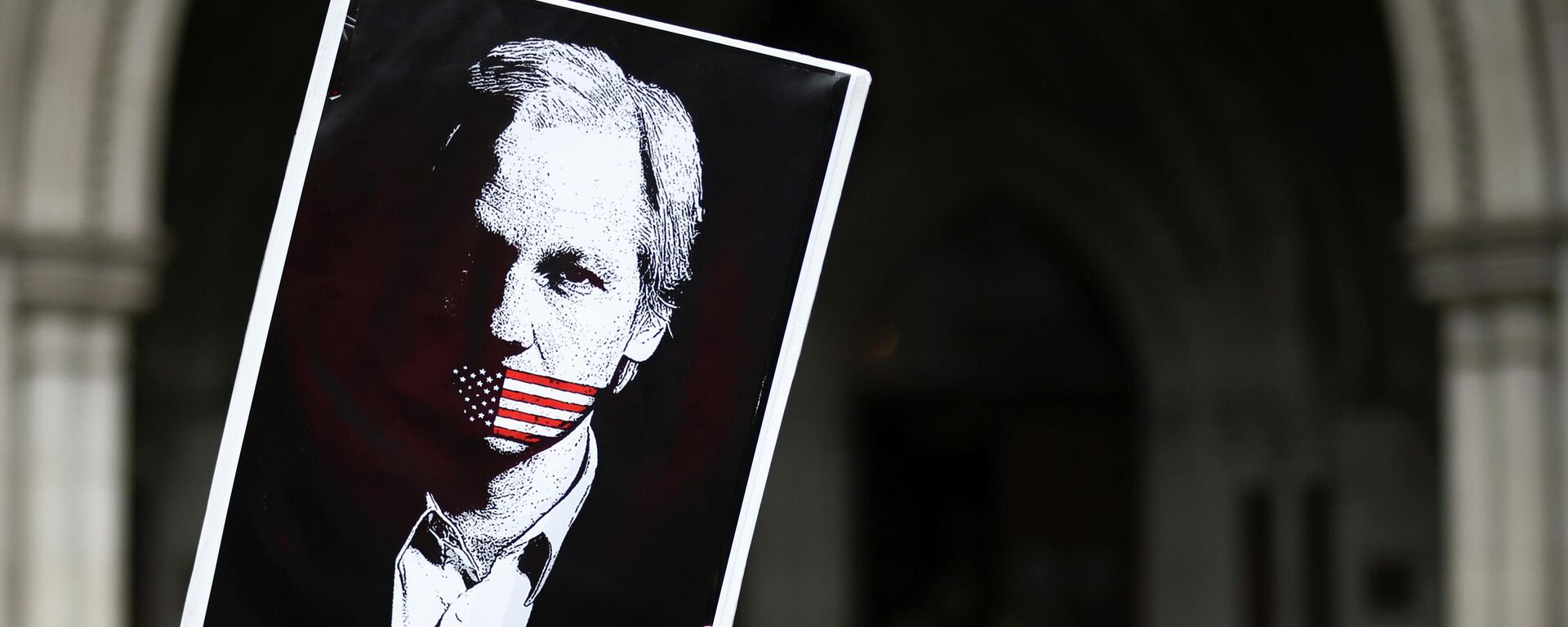 Un partidario del fundador de Wikileaks, Julian Assange, protesta frente a los Reales Tribunales de Justicia en Londres, el 27 de octubre de 2021 - Sputnik Mundo, 1920, 04.01.2022