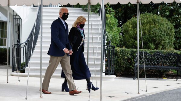El presidente de Estados Unidos, Joe Biden, camina con la primera dama Jill Biden antes de viajar a Italia, en Washington, Estados Unidos, el 28 de octubre de 2021 - Sputnik Mundo