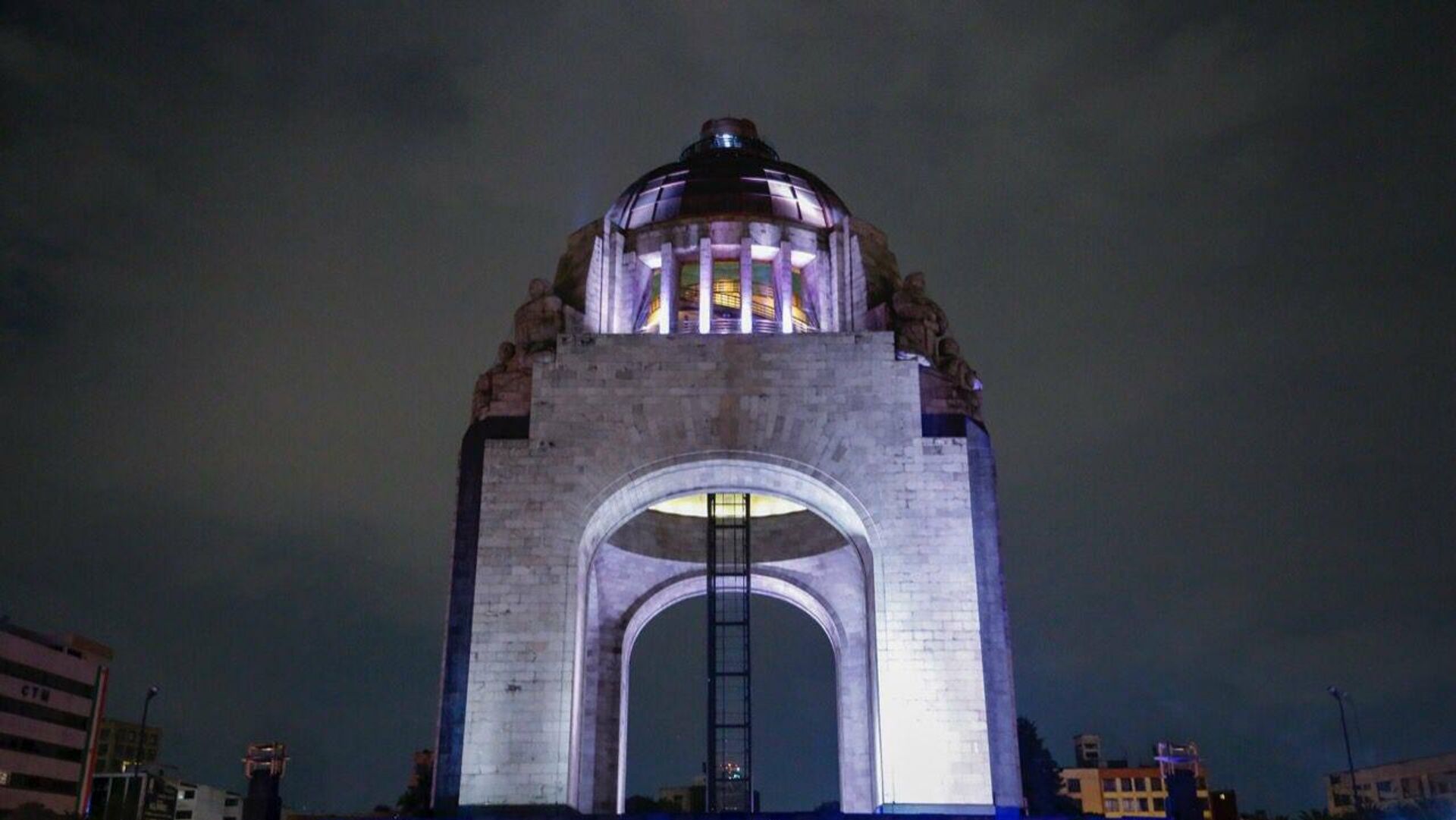 Edificio se iluminan de blanco en la Ciudad de México - Sputnik Mundo, 1920, 11.01.2022