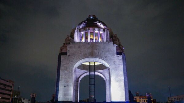Edificio se iluminan de blanco en la Ciudad de México - Sputnik Mundo