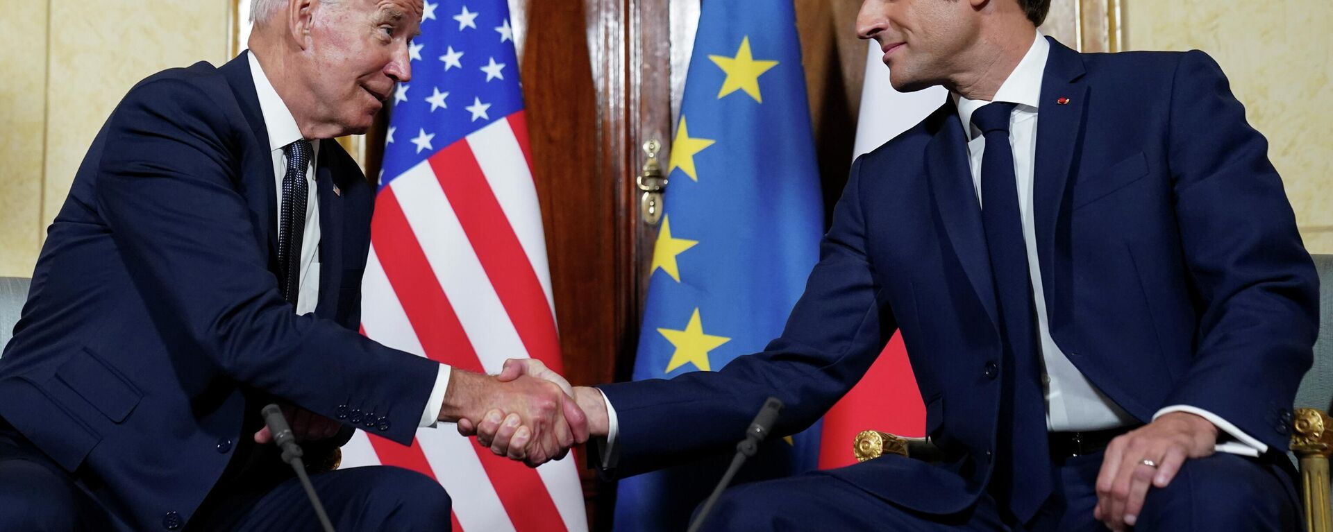 Joe Biden, presidente de EEUU, y Emmanuel Macron, presidente de Francia, antes del encuentro G20 en Roma (Italia), el 29 de octubre del 2021 - Sputnik Mundo, 1920, 30.10.2021