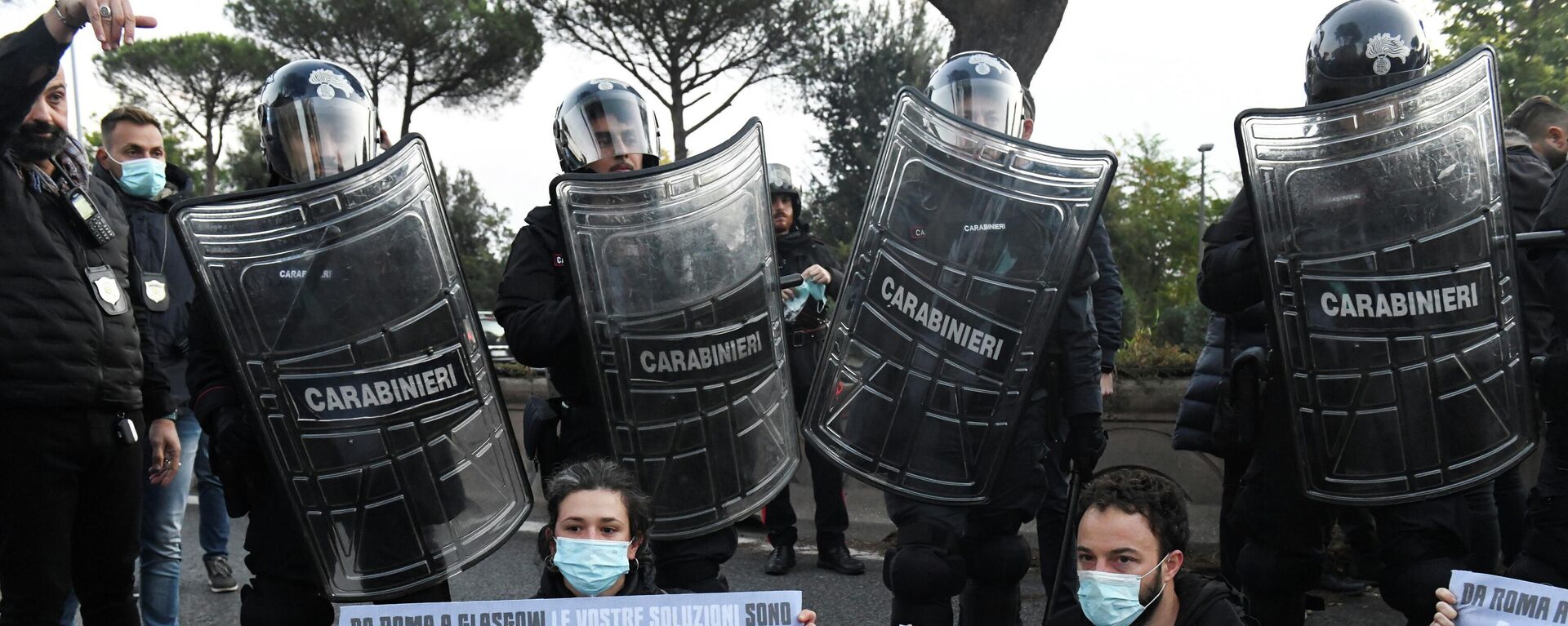 Agentes de Policía y manifestantes que protestan contra el G20 en Roma, Italia, el 30 de octubre de 2021 - Sputnik Mundo, 1920, 30.10.2021