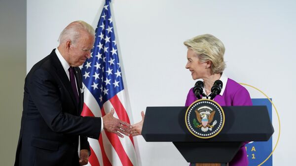 Joe Biden, presidente de EEUU, y Ursula von der Leyen, presidenta de la Comisión Europea, durante el encuentro del G20 en Roma (Italia), el 31 de octubre del 2021 - Sputnik Mundo
