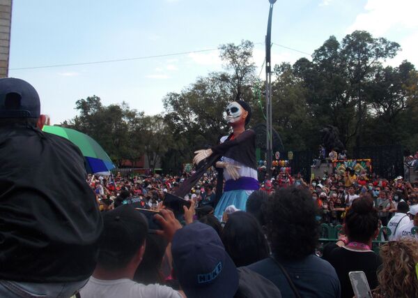 A lo largo de 8,7 kilómetros y por cinco horas, los asistentes disfrutan de carros alegóricos, música en vivo, bailarines, acróbatas, alebrijes y cuatro espectáculos músicales internacionales. A lo largo de 8,7 kilómetros y por cinco horas, los asistentes disfrutan de carros alegóricos, música en vivo, bailarines, acróbatas, alebrijes y cuatro espectáculos músicales internacionales. - Sputnik Mundo