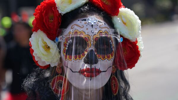 Девушка в гриме Катрины и в маске на праздновании Дня мертвых в Мексике  - Sputnik Mundo