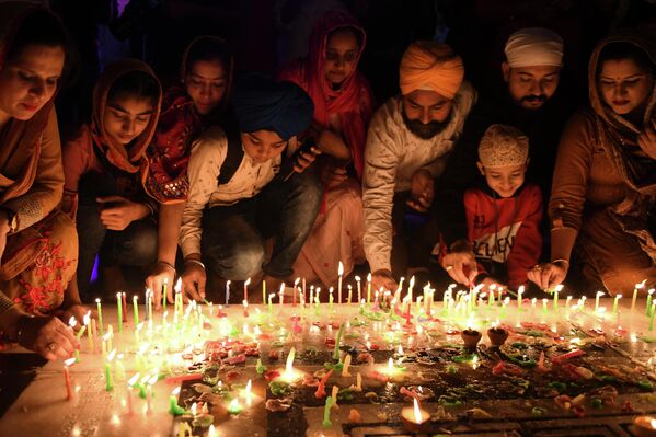La palabra diwali deriva del sánscrito dipavali, que significa hilera de luces.En la foto: Celebración del Diwali en Amritsar (la India) - Sputnik Mundo
