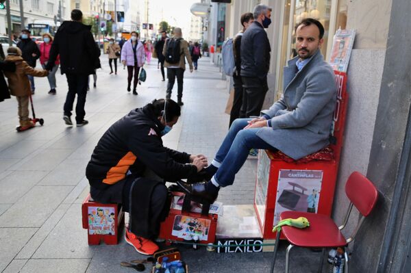 Marcelo Ramírez, limpiabotas mexicano que ejerce en la Gran Vía de Madrid - Sputnik Mundo