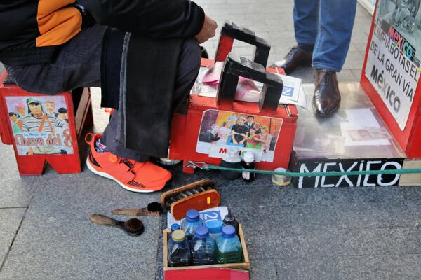 Marcelo Ramírez, limpiabotas mexicano con un cliente en la Gran Vía de Madrid - Sputnik Mundo