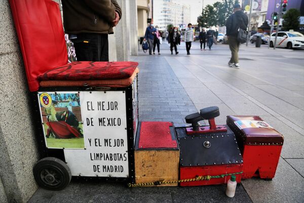 Ramiro, uno de los limpiabotas mexicano de la Gran Vía de Madrid - Sputnik Mundo