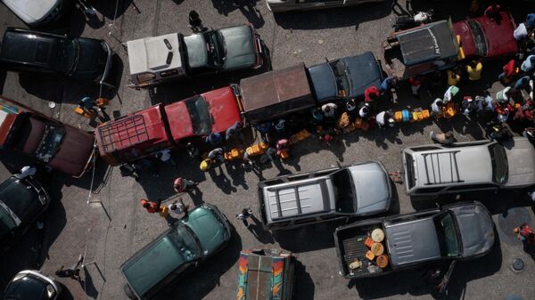Conductores hacen fila para obtener gasolina en una estación de servicio en medio de una escasez de combustible en todo el país en Puerto Príncipe, Haití, el 1 de noviembre de 2021 - Sputnik Mundo