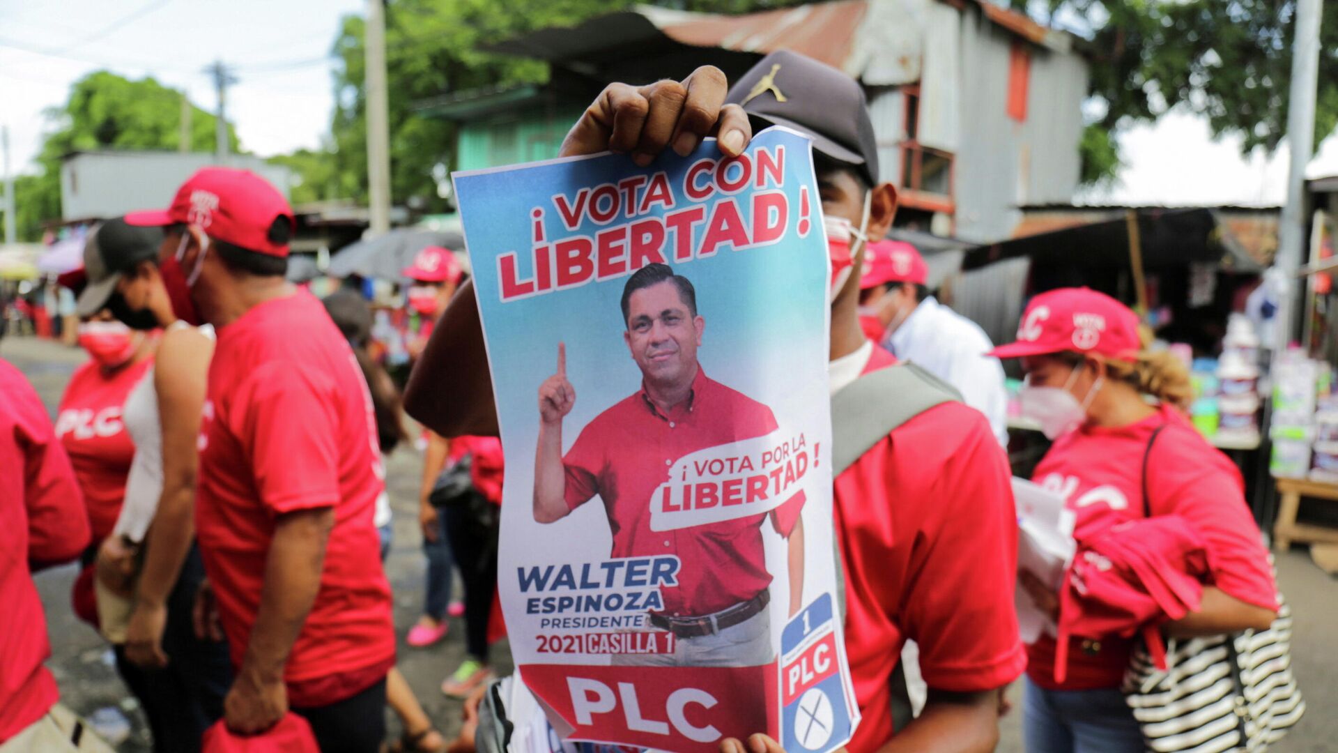 Un chico con la imagen de Walter Espinoza, candidato del Partido Liberal Constitucionalista (PLC) en las Elecciones generales de Nicaragua - Sputnik Mundo, 1920, 05.11.2021
