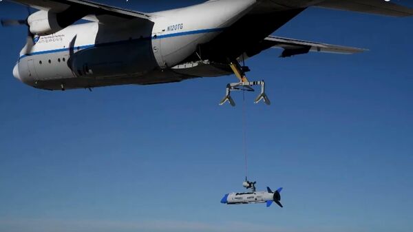 Recuperación en pleno vuelo del dron X-61A Gremlins - Sputnik Mundo