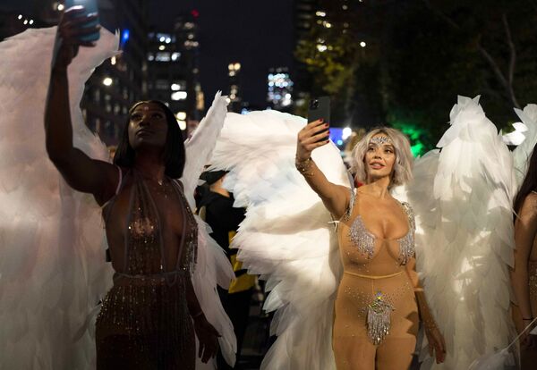 Unas mujeres disfrazadas de ángeles en el desfile de Halloween celebrado en Greenwich Village (Nueva York). - Sputnik Mundo
