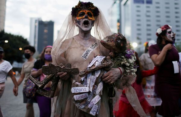 Una activista toma parte en la Marcha de las Catrinas, celebrada en Ciudad de México. Las participantes de la manifestación exigen justicia por las víctimas del feminicidio. - Sputnik Mundo