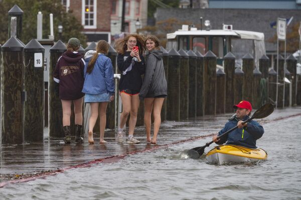 Un hombre navega en kayak por una calle inundada de Annapolis, en EEUU. - Sputnik Mundo