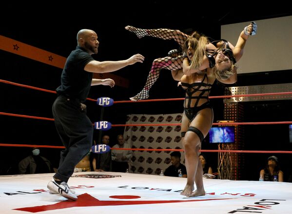 Un combate entre las luchadoras Shay Lynn y Bathory durante el torneo Lingerie Fighting Championships 35: Booty Camp 3D, celebrado en Las Vegas. - Sputnik Mundo