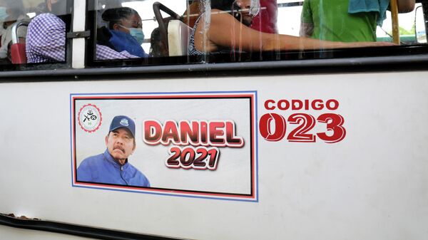 Un autobús con un cartel del presidente y candidato presidencial Daniel Ortega en Managua, Nicaragua - Sputnik Mundo