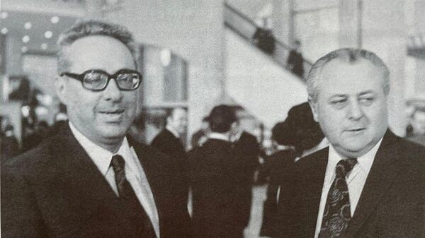 Leonid Sigan (izquierda) junto a Yuri Levitan - Sputnik Mundo