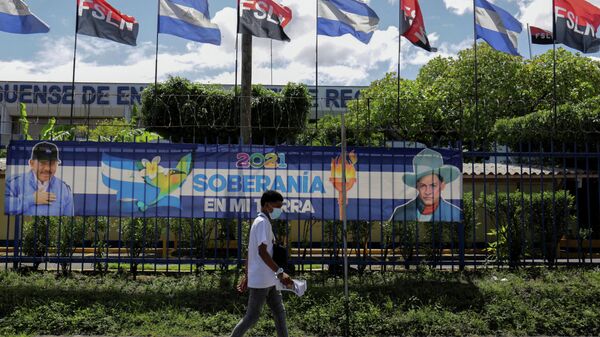 Un cartel con el actual presidente y candidato Daniel Ortega junto a Augusto Sandino - Sputnik Mundo