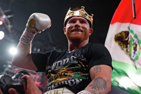 El 6 de noviembre, el boxeador mexicano Saúl Canelo Álvarez se convirtió en el primer campeón indiscutible de la categoría de pesos supermedianos tras su victoria sobre Caleb Plant. El célebre boxeador hizo historia al conseguir los cuatro cinturones de peso supermediano. También se convirtió en el primer campeón mexicano y latinoamericano indiscutido de la historia en cualquier categoría. El 6 de noviembre, el boxeador mexicano Saúl Canelo Álvarez se convirtió en el primer campeón indiscutible de la categoría de pesos supermedianos tras su victoria sobre Caleb Plant. El célebre boxeador hizo historia al conseguir los cuatro cinturones de peso supermediano. También se convirtió en el primer campeón mexicano y latinoamericano indiscutido de la historia en cualquier categoría. - Sputnik Mundo
