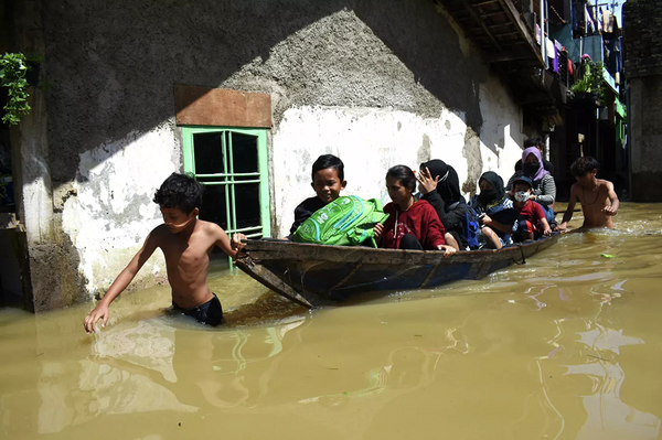 Una familia es evacuada de su casa inundada por las fuertes lluvias en Indonesia. - Sputnik Mundo
