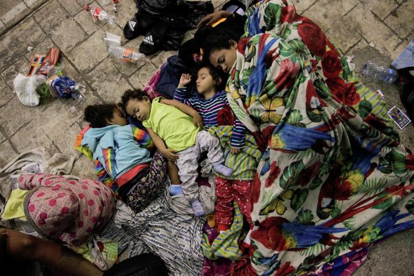 Una familia de la caravana de migrantes que se dirige a EEUU a través de México. - Sputnik Mundo